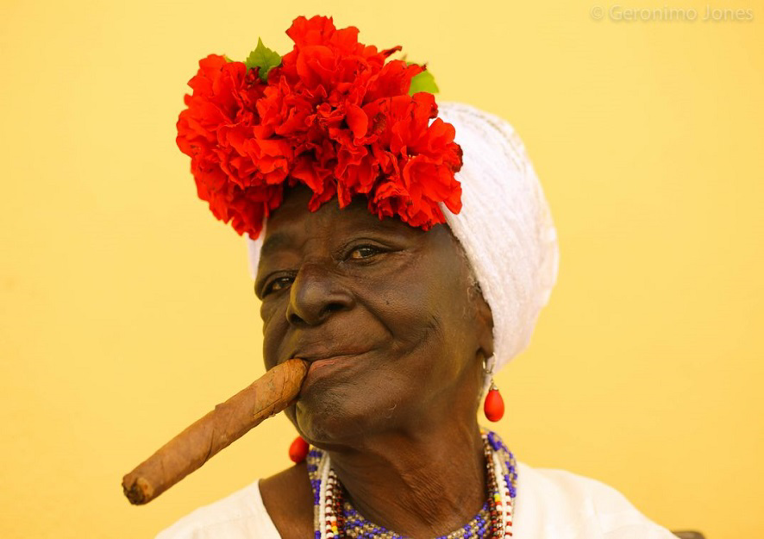 Чернокожая бабушка. Кубинские женщины. Африканка с сигарой. Куба бабушка с сигарой. Кубинская бабушка с сигарой.
