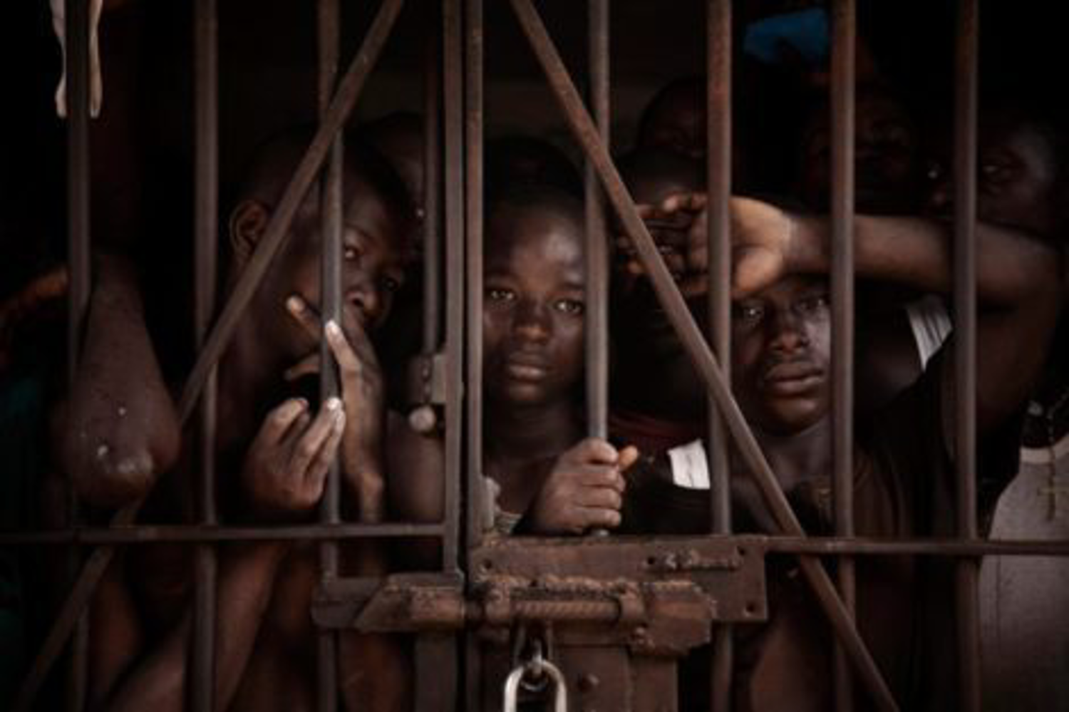 Негритянки издеваются. Сьерра-Леоне тюрьма Pademba. Сьерра-Леоне тюрьма подростков в Сьерра. Тюрьма Фритауна в Сьерра-Леоне. Настоящий ад: тюрьма для подростков в Сьерра-Леоне.