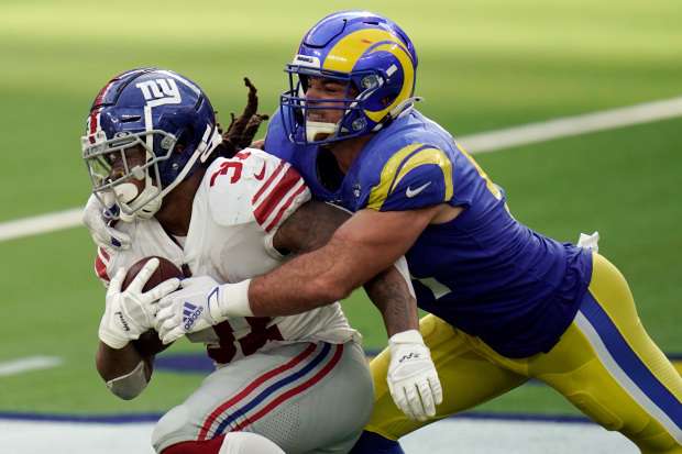 Los Angeles Rams linebacker Troy Reeder, back, tackles Dallas