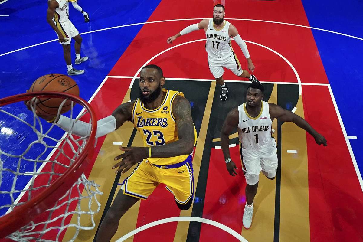 Lakers' LeBron James pokes fun at Michigan amid ongoing sign